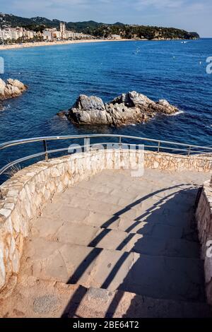 Escaliers menant à la mer à Lloret de Mar, Costa Brava, Catalogne, Espagne Banque D'Images