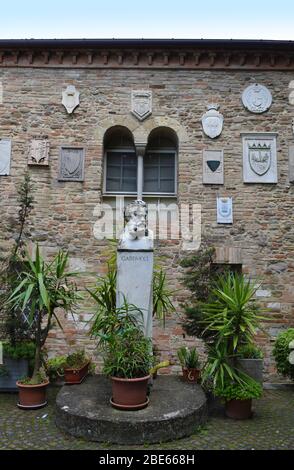 Pieve (église paroissiale rurale) de San Donato à Polenta. Bertinoro, Italie. Jardin avec monuments commémoratifs en l'honneur du poète Giosuè Carducci Banque D'Images