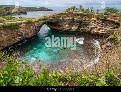 Vue horizontale de la formation unique de Broken Beach sur Nusa Penida, Indonésie. Banque D'Images