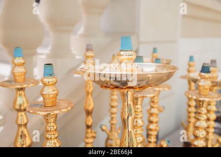 Groupe de céramique moderne et de la Hookah de verre ou de l'appareil chicha sur le comptoir de bar en bois blanc, restaurant avec vue sur la mer Banque D'Images