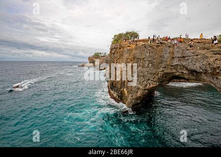 Vue horizontale des touristes profitant de la plage de Broken sur Nusa Penida, Indonésie. Banque D'Images