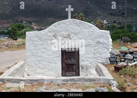 Une petite chapelle à Agios Antonios sur l'île grecque de Tilos. Banque D'Images