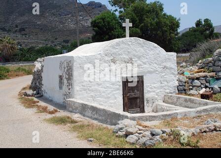 Une petite chapelle à Agios Antonios sur l'île grecque de Tilos. Banque D'Images