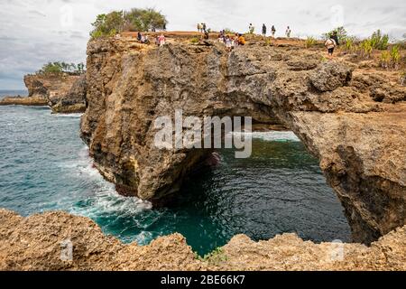 Vue horizontale de la formation unique de Broken Beach sur Nusa Penida, Indonésie. Banque D'Images