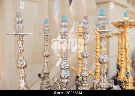 Groupe de céramique moderne et de la Hookah de verre ou de l'appareil chicha sur le comptoir de bar en bois blanc, restaurant avec vue sur la mer Banque D'Images