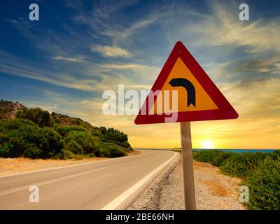 Tournez à gauche sur une route isolée pour admirer le coucher du soleil à Rhodes. Grèce Banque D'Images