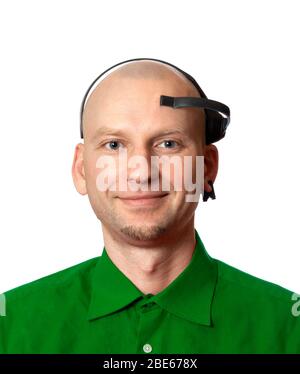 Portrait du jeune homme en chemise verte avec casque EEG (électroencéphalographie) sur la tête. Isolé sur fond blanc. Banque D'Images