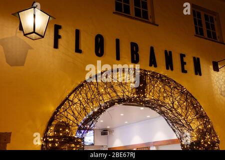 Bergen, Norvège – 16 décembre 2018 : entrée à la station funiculaire de Foibanen au Mont Floyen à Bergen City le soir Banque D'Images