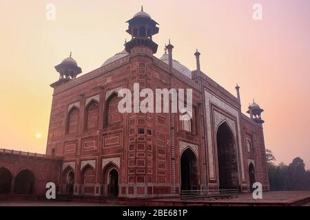 Vue de répondre au lever du soleil dans le Taj Mahal, Agra, Uttar Pradesh, Inde. Répondre a été construit pour la symétrie et probablement utilisé comme une maison d'hôtes. Banque D'Images