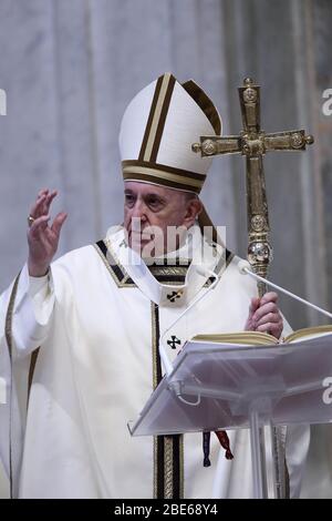 Cité du Vatican, Saint-Siège. 12 avril 2020. LE PAPE FRANÇOIS célèbre la messe de Pâques dans une basilique Saint-Pierre vide. Après la messe, le pape François livre la bénédiction ''Urbi et Orbi''. Crédit: Evandro Inetti/ZUMA Wire/Alay Live News Banque D'Images