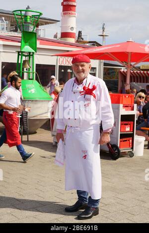 Entrepreneur allemand, propriétaire de restaurant et poissonnier Jürgen Gosch devant son restaurant de fruits de mer à List, sur l'île de Sylt, Allemagne. Banque D'Images