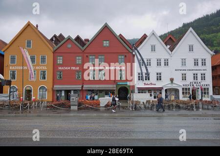 BERGEN, NORVÈGE - 31 MAI 2017 : les vieilles maisons en bois hansaétiques construites en rangée au quai du fjord de Bergen sont un site classé au patrimoine mondial de l'UNESCO et très populaires Banque D'Images