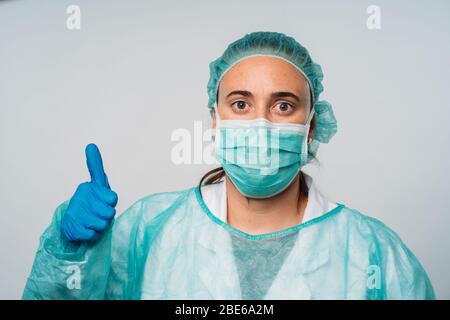 Le médecin fait confiance au patient pour l'éclosion COVID-19. Médical en laboratoire pour la prévention de la pandémie à Wuhan, en Chine. Scientifique à biol Banque D'Images