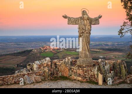 Vue sur la Serra da Marofa point de vue, au Portugal, au coucher du soleil, avec Cristo Rei au premier plan. Banque D'Images