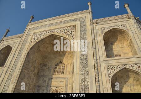 La calligraphie de l'Ayaat arabe, les tuiles réfléchissantes et décoratives, les arches encastrées et le marbre blanc ivoire comprennent la beauté du Taj Mahal, Agra, Inde. Banque D'Images