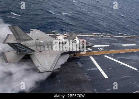 Un chasseur furtif F-35 B Lightning II du corps maritime américain, affecté à la 31ème unité expéditionnaire maritime, part du pont de vol du navire d'assaut amphibie de classe américaine USS America pendant les opérations de routine du 9 avril 2020 dans la mer des Philippines. Banque D'Images