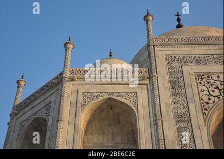 Taj Mahal gros plan, marbre blanc pur obtenu de Makrana au Rajasthan et calligraphie élégante composent ce magnifique mausolée, Agra, Inde, Asie. Banque D'Images