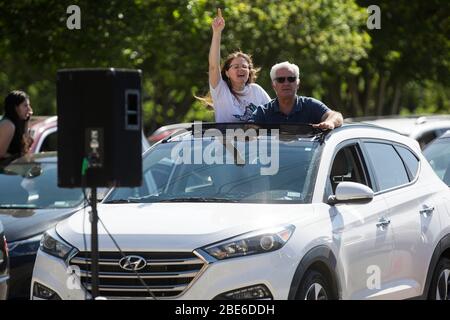 San Marcos, Texas, États-Unis. 12 avril 2020. Les membres de Hill Country Church adorent à un service de drive-in du dimanche de Pâques à San Marcos, Texas.Texas Gov. Greg Abbott a désigné les services religieux comme essentiels dans le contexte de la pandémie de coronavirus, permettant aux églises de se rencontrer encore pour les vacances religieuses. Crédit: Mikala Compton/ZUMA Wire/Alay Live News Banque D'Images