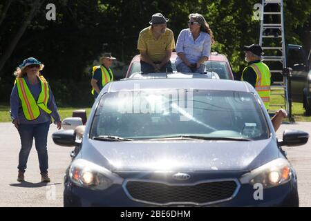 San Marcos, Texas, États-Unis. 12 avril 2020. Les membres de Hill Country Church assistent à un service de drive-in du dimanche de Pâques à San Marcos, Texas. Texas Gov. Greg Abbott a désigné les services religieux comme essentiels dans le contexte de la pandémie de coronavirus, permettant aux églises de se rencontrer encore pour les vacances religieuses. Crédit: Mikala Compton/ZUMA Wire/Alay Live News Banque D'Images