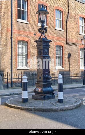 . Pompe à eau et lampe Bedford Row Banque D'Images