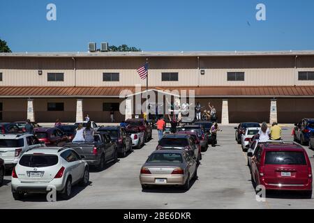 San Marcos, Texas, États-Unis. 12 avril 2020. Les membres de Hill Country Church assistent à un service de drive-in du dimanche de Pâques à San Marcos, Texas. Texas Gov. Greg Abbott a désigné les services religieux comme essentiels dans le contexte de la pandémie de coronavirus, permettant aux églises de se rencontrer encore pour les vacances religieuses. Crédit: Mikala Compton/ZUMA Wire/Alay Live News Banque D'Images