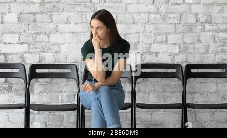 La femme requérante inquiète se sent stressée avant l'entrevue