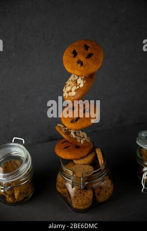 Cookies avec miettes d'amandes et cookies aux lingonbaies. Des cookies maison ronds mouches dans un pot. Levée des cookies. Pâtisseries douces à base de biscuit maison Banque D'Images