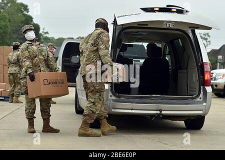 Louisiane National Guardsmen charge des boîtes de personnes d'aide alimentaire souffrant des effets de la COVID-19, pandémie de coronavirus à la Banque alimentaire Great Baton Rouge le 9 avril 2020 à Walker, Louisiane. Banque D'Images