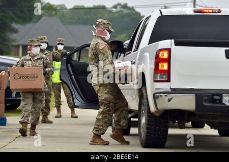 Louisiane National Guardsmen charge des boîtes de personnes d'aide alimentaire souffrant des effets de la COVID-19, pandémie de coronavirus à la Banque alimentaire Great Baton Rouge le 9 avril 2020 à Walker, Louisiane. Banque D'Images