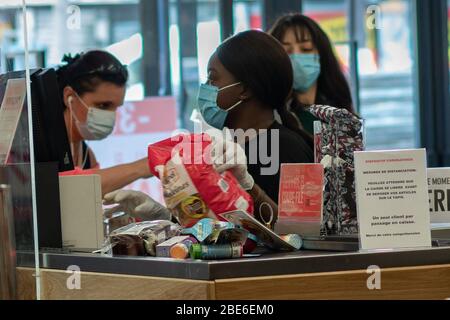 Paris, France. 12 avril 2020. Lors du paiement au guichet du supermarché et les clients sont protégés par un masque de crédit: Eric Bromme/TheNEW2/ZUMA Wire/Alay Live News Banque D'Images