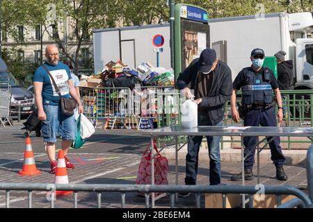 Paris, Paris, France. 12 avril 2020. Les habitants de Saint-Mande sous le contrôle de la police municipale doivent également se laver les mains à la sortie du marché crédit: Eric Bromme/TheNEWS2/ZUMA Wire/Alay Live News Banque D'Images