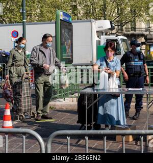 Paris, Paris, France. 12 avril 2020. Les habitants de Saint-Mande sous le contrôle de la police municipale doivent aussi se laver les mains à la sortie du marché crédit: Eric Bromme/TheNEWS2/ZUMA Wire/Alay Live News Banque D'Images