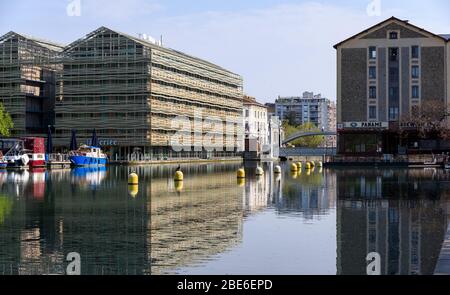 Paysage déserté paisible du bassin de la Villette et pont de levage de la rue de Crimée pendant la période de quarantaine dans la capitale française. Banque D'Images