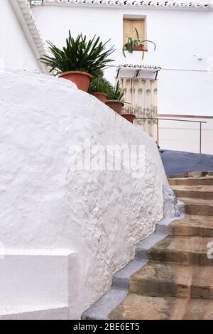 Rue andalouse typique à Guaro, villes blanches de Malaga. Espagne Banque D'Images