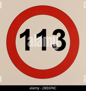 Illustration des Straßenverkehrszeichens 'maximum Geschwindigkeit 113 km pro Stunde' Banque D'Images