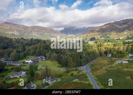 Le nuage a couvert Langdale Pikes au début de l'automne - vue aérienne dans le parc national du Lake District, Royaume-Uni Banque D'Images