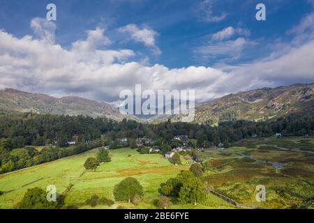 Drone pousse sur le village d'Elterwater à Hazy Morning dans le parc national du Lake District, Royaume-Uni Banque D'Images