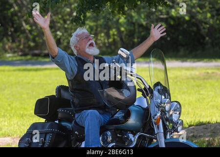 San Marcos, Texas, États-Unis. 12 avril 2020. Un membre de Hill Country Church jette ses mains dans l'air lorsqu'il prie pendant le service de drive-in du dimanche de Pâques. Le gouverneur du Texas Abbott a désigné les services religieux comme essentiels dans le cadre de la pandémie de coronavirus, permettant aux églises de se réunir encore pour les vacances religieuses. Crédit: Mikala Compton/ZUMA Wire/Alay Live News Banque D'Images