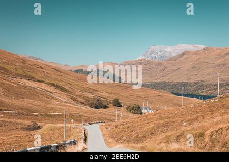 Route asphaltée vide sur la vallée pittoresque à la journée d'automne dans les Highlands du nord-ouest de l'Écosse Banque D'Images