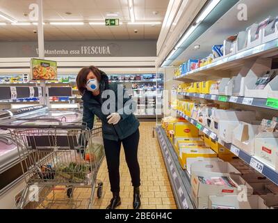 Portugal Faro 2020 8 - avril: Femme dans un supermarché Lidl, panier pendant la période coronavirus fait des achats de produits essentiels. Banque D'Images