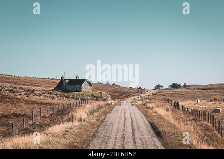 Route de campagne vide à travers le paysage pittoresque dans les Highlands du nord-ouest de l'Ecosse Banque D'Images