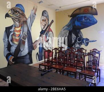 Pirate murale sur le mur de la salle de conférence du Castillo de Santa Barbara, (Château de Santa Barbara , Montanas del fuego (montagnes du feu), Parc National de Timanfaya, Lanzarote, îles Canaries, Espagne. (Janvier 2020) Banque D'Images