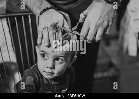 Premiere Coupe De Cheveux De Petit Garcon De Bebe A La Maison Par Les Parents Portrait Noir Et Blanc Photo Stock Alamy