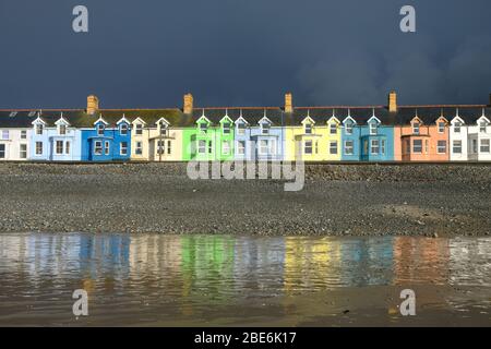 Maisons mitoyennes colorées sur le front de mer à Borth, Pays de Galles Banque D'Images