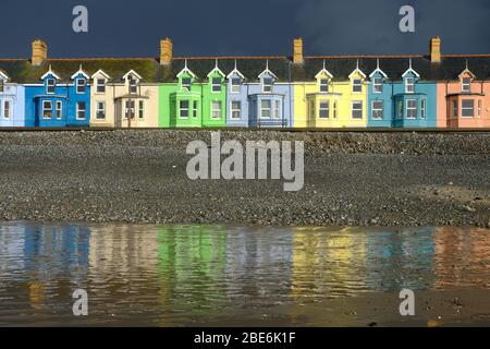 Maisons mitoyennes colorées sur le front de mer à Borth, Pays de Galles Banque D'Images