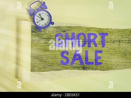 La main conceptuel montrant vente courte. Sens Concept accueil qui est offert à un prix inférieur à la somme due Banque D'Images