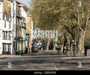 St Giles, vacances de Pâques, Oxford, Oxfordshire, Royaume-Uni. Des rues désertes le dimanche de Pâques ensoleillé, et toutes les églises, les boutiques et les pubs sont fermés. Banque D'Images