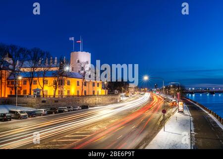 Les gratte-ciel de Riga et le château du Président la nuit en hiver, la vieille ville, site classé au patrimoine mondial de l'UNESCO, Riga, Lettonie, Europe Banque D'Images