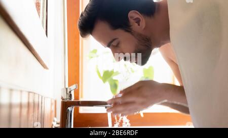 Un homme de la belle génération qui fait la routine d'hygiène des soins de la peau le matin. Banque D'Images