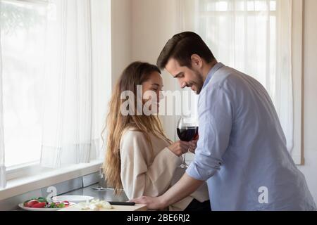 Jeunes mariés passionnés en soirée romantique, vin à boire. Banque D'Images
